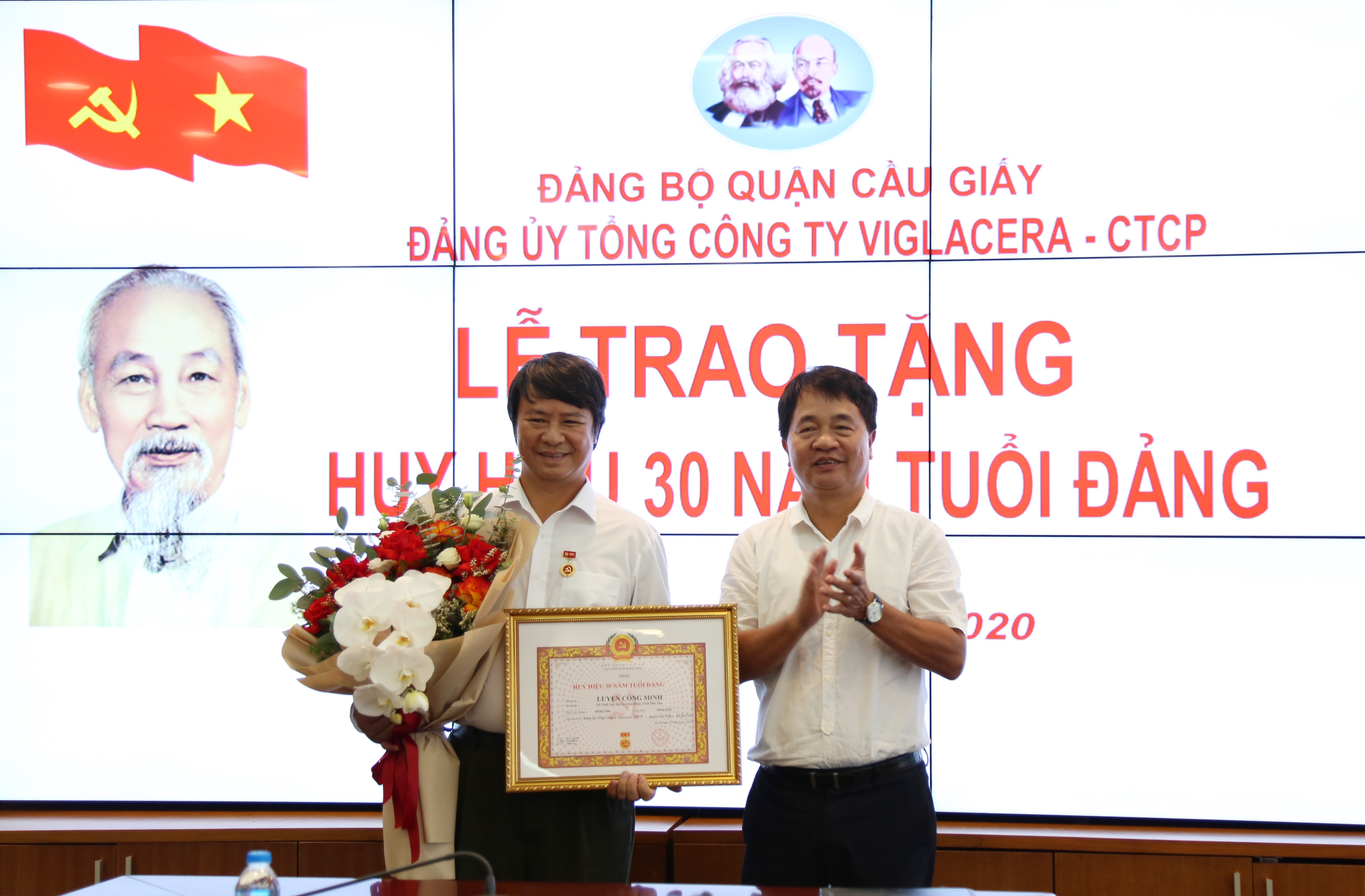 Lễ trao Huy hiệu 30 năm tuổi Đảng cho đồng chí Luyện Công Minh - Phó Chủ tịch HĐQT Tổng công ty.